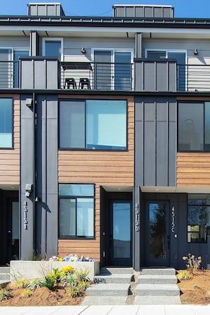 Exterior detail - Brand New Modern Home with Seattle City View, 95 ws (Seattle)