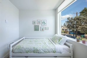 3 bedrooms, desk, iron/ironing board, travel cot - Brand New Modern Home with Seattle City View, 95 ws (Seattle)