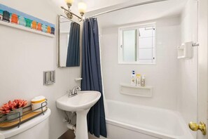 Bathtub, hair dryer, towels - Hidden Getaway Family House - UW - Children Hospital (Seattle)