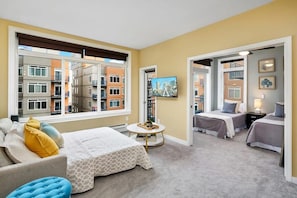 2 bedrooms, WiFi, bed sheets - Amazing Courtyard View DT Parking tub pool 99 WS (Seattle)