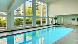 Indoor pool - Amazing Courtyard View DT Parking tub pool 99 WS (Seattle)