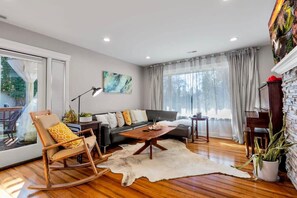 TV, fireplace, offices - Mercer Island Modern Family-Friendly Home | I-90 (Mercer Island)