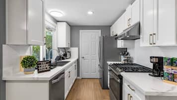 Een koelkast, een magnetron, een oven, een kookplaat