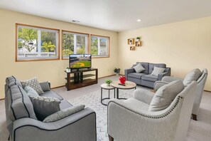 Fernseher, Kamin, Videospiele, Arbeitsbereiche