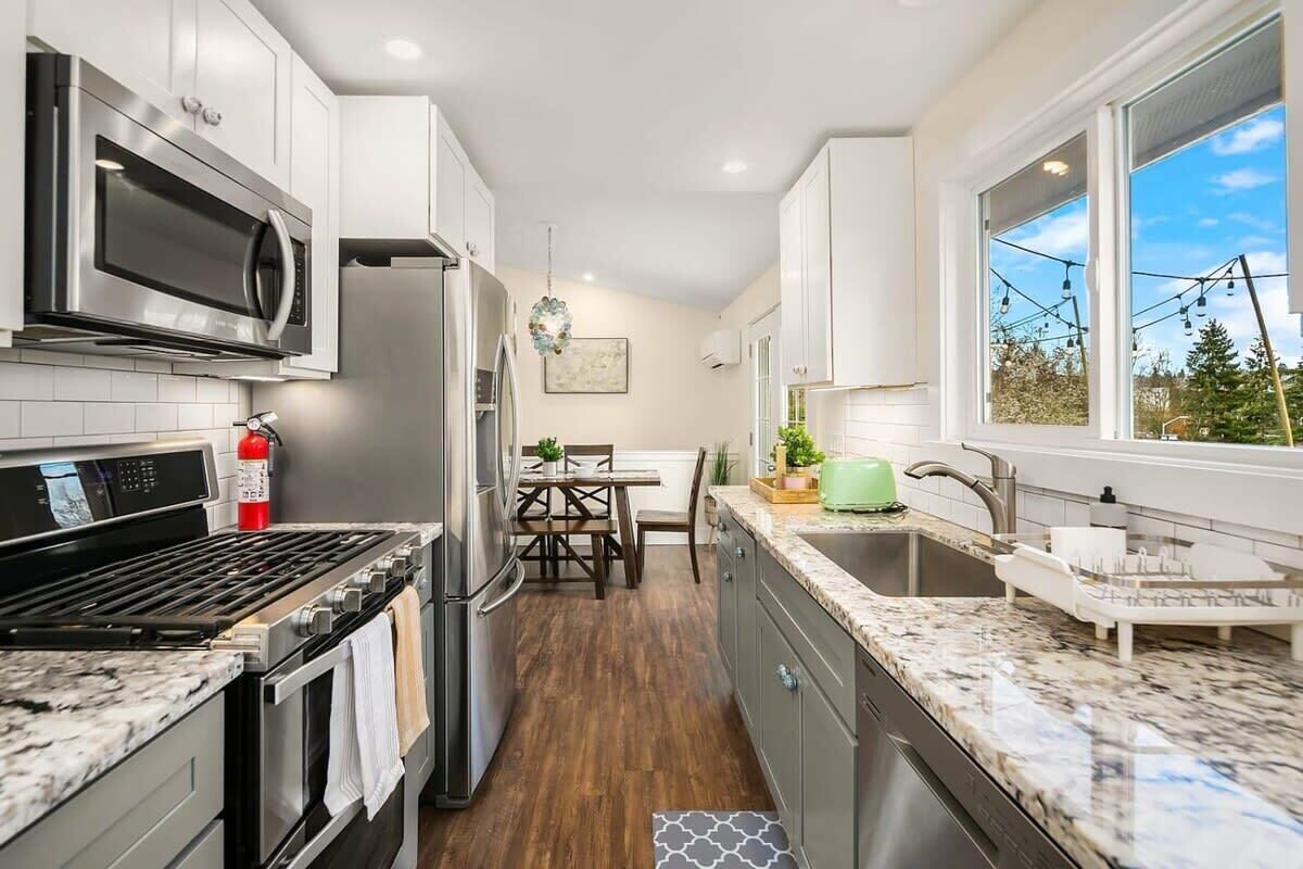 Frigorifero, microonde, forno, piano cottura