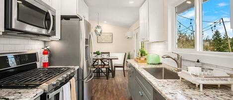 Refrigerador, microondas, horno y parrilla de estufa