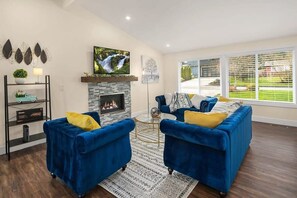 Fernseher, Kamin, Arbeitsbereiche