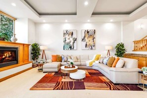 Televisión, chimenea y oficina 