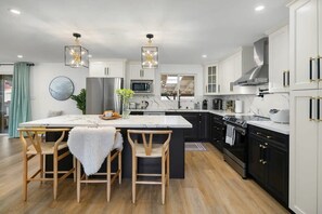 Réfrigérateur, four à micro-ondes, un four, surface de cuisson