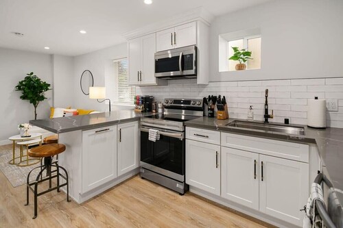 Brand New Designer's Modern, 1BR Home 1min to I-5