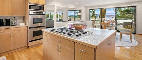 ثلاجة، ميكروويف، فرن، موقد طهي مسطح