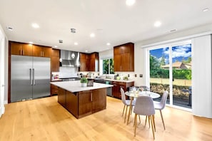 Fridge, microwave, oven, stovetop - Bellevue DT Contemporary Fortress| Walk to QFC (Bellevue)