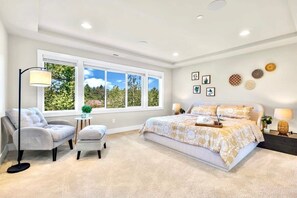 5 bedrooms, desk, travel crib, WiFi