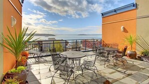 Une terrasse avec des places assises extérieures et une vue sur la mer.