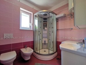 Shower, hair dryer, towels, toilet paper - Villa Sara 1 nur 30m von Meer (Dramalj)