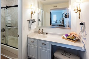 Haartrockner, Handtücher, Seife, Shampoo