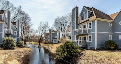 French Country Villa, 1st floor, king bed, near Casinos, Golf,Spa, Mystic