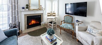 French Country Villa, 1st floor, king bed, near Casinos, Golf,Spa, Mystic