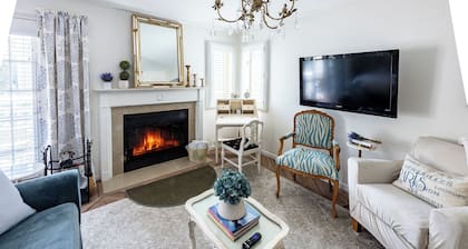 French Country Villa, 1st floor, king bed, near Casinos, Golf,Spa, Mystic