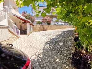 Property grounds - Apartment with 2 double rooms-100m from the beach (Dramalj)