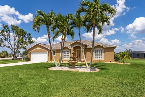 Heated Pool, Bikes, Beach equipment and close to the bridges for baseball!!