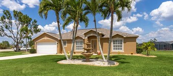 Heated Pool, Bikes, Beach equipment and close to the bridges for baseball!!