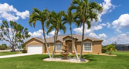 Heated Pool, Bikes, Beach equipment and close to the bridges for baseball!!