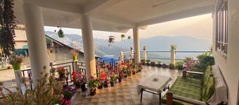 A cozy boutique homestay at Darjeeling. 
Be one step closer to paradise. 