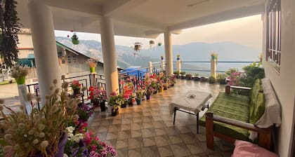 A cozy boutique homestay at Darjeeling.
Be one step closer to paradise.