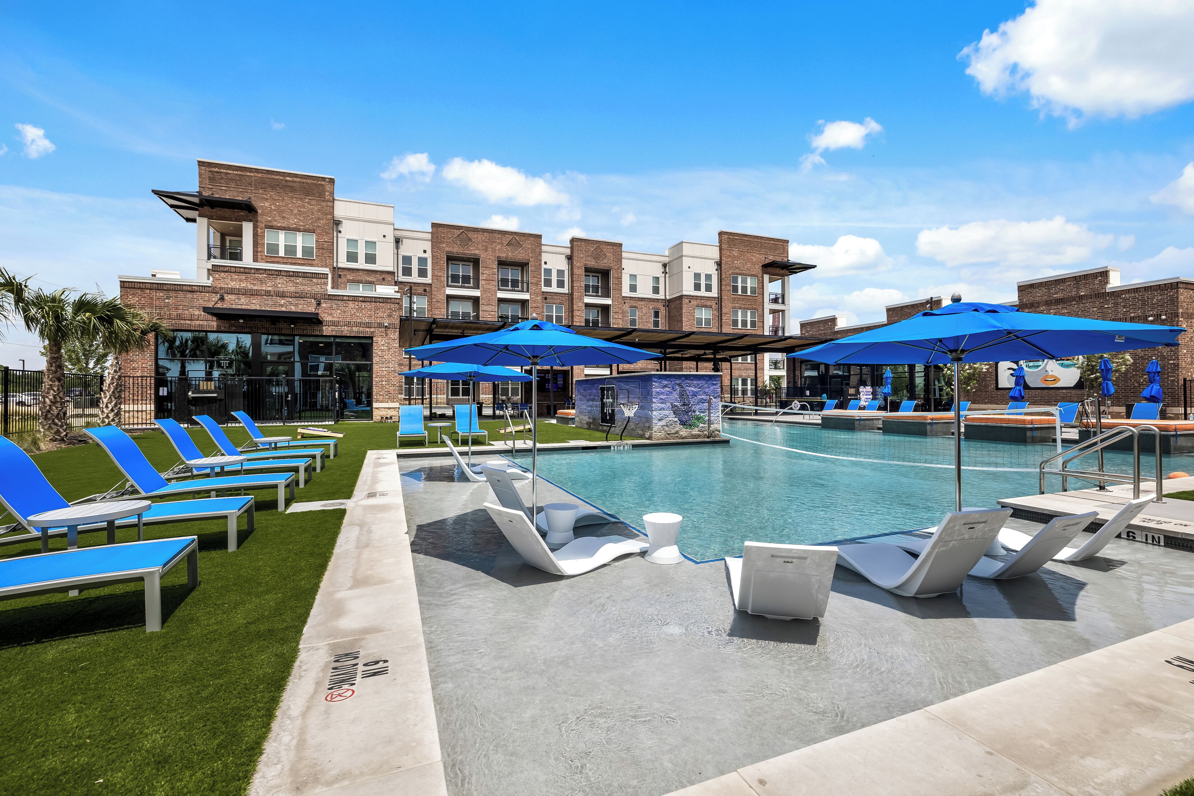 Lux King Bed,1 bedroom + den sleep area with 2 twin trundle bed, Pool view, DFW