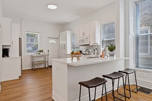 Refrigerador, microondas, horno y lavavajillas 