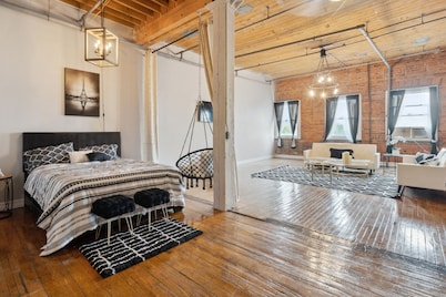 Queen G Investments (1-Bedroom Apartment) - Pets Allowed by RedAwning