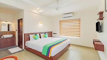 Kamar Double Deluks | Meja kerja dan setrika/meja setrika