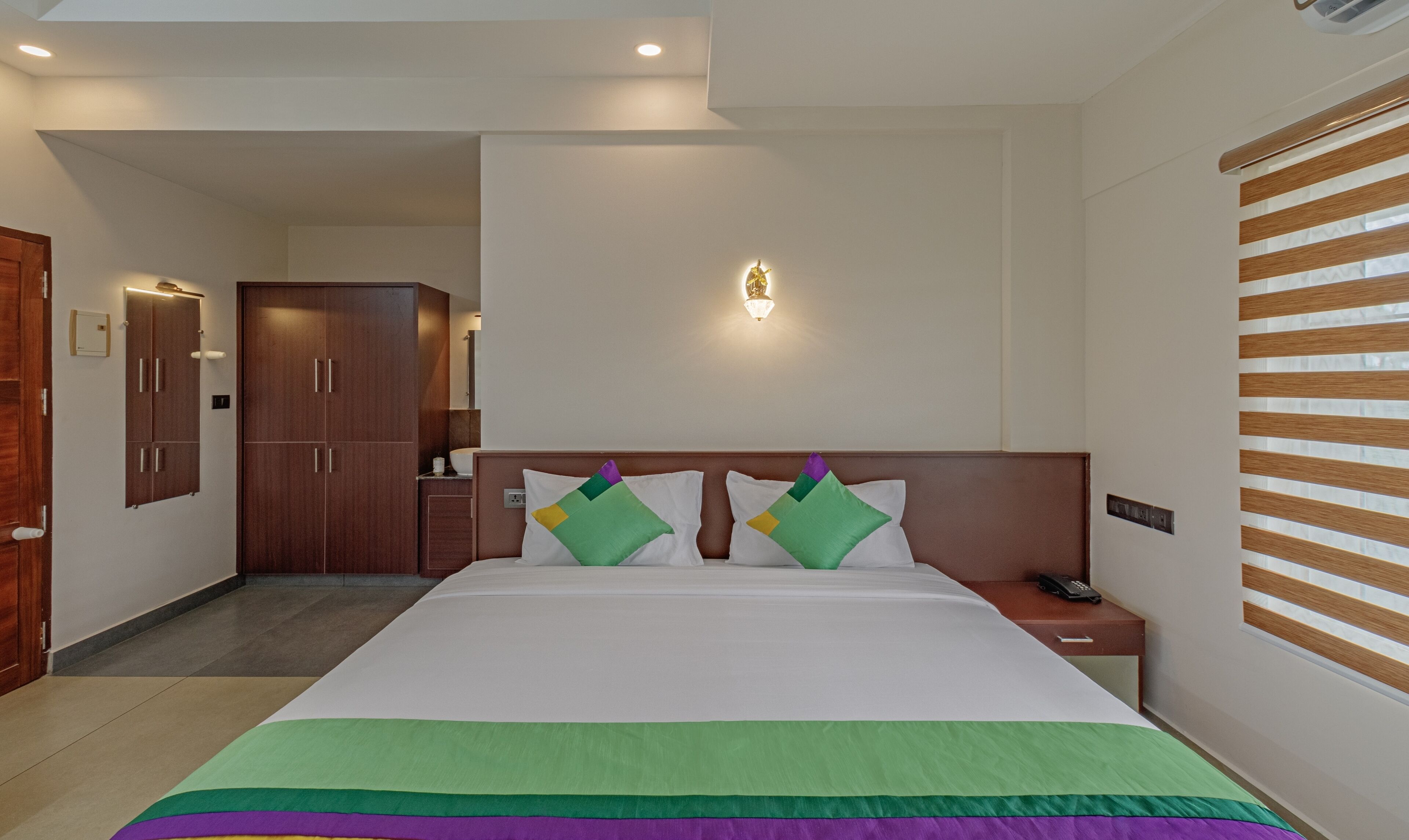 Deluxe Double Room | Desk, iron/ironing board