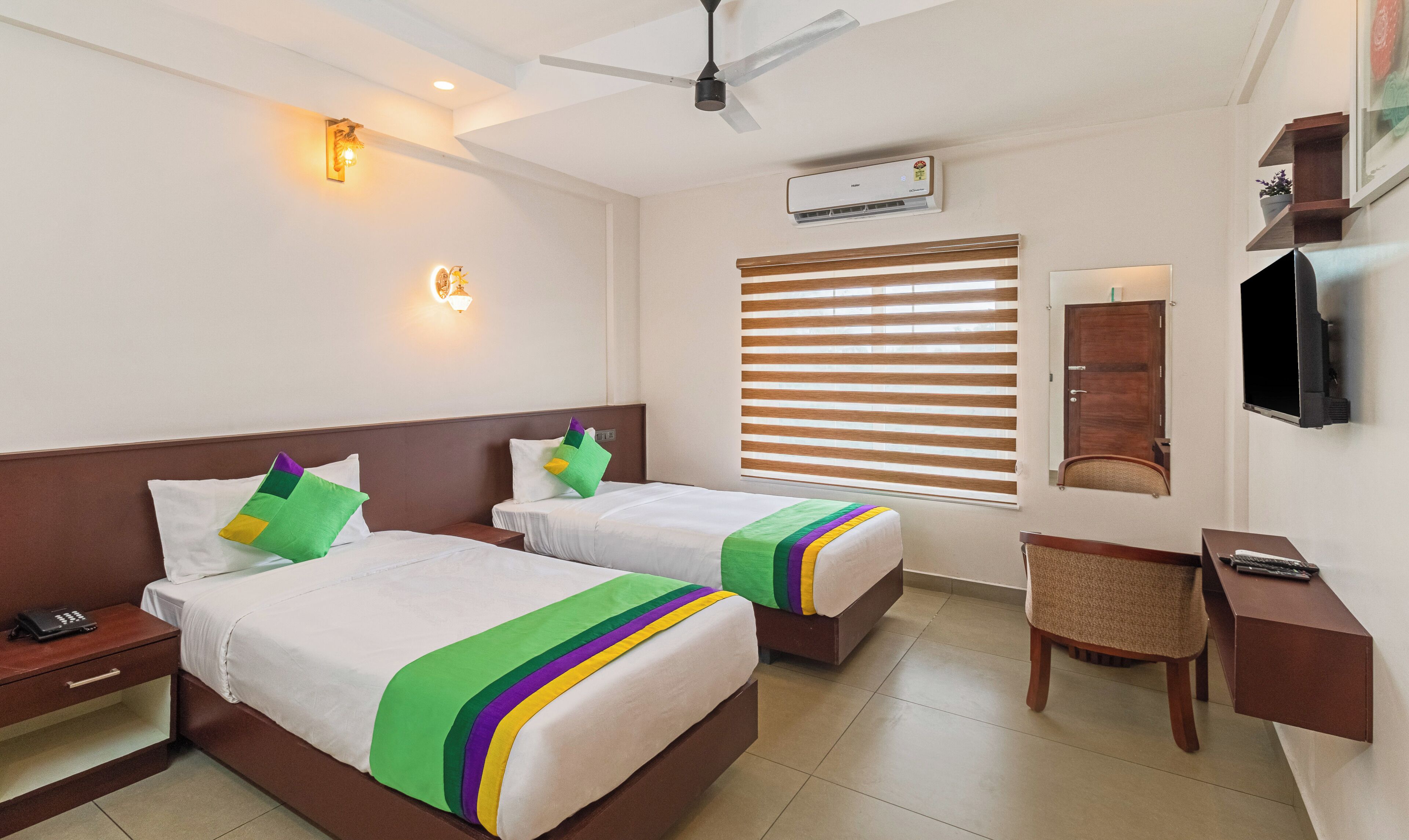 مكتب ومكواة/لوح كي