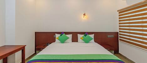 Escritorio y tabla de planchar con plancha