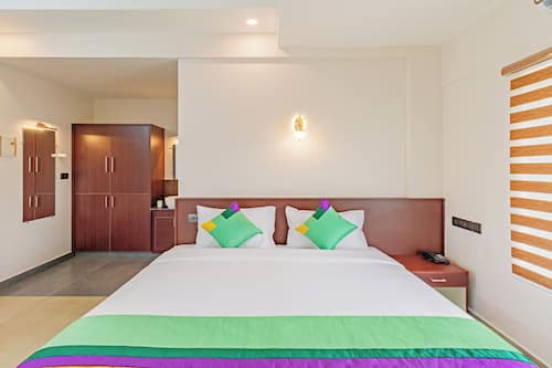 Standard Double Room | Desk, iron/ironing board