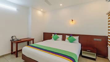 Kamar Double Premium | Meja kerja dan setrika/meja setrika