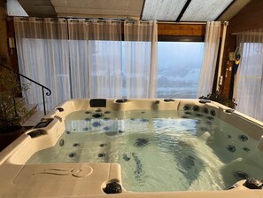 Indoor spa tub - Gîte Domaine Bayard with swimming pool or wellness area (spa and sauna) (Bergesserin)