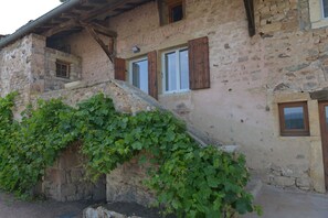 Exterior detail - Gîte Domaine Bayard with swimming pool or wellness area (spa and sauna) (Bergesserin)