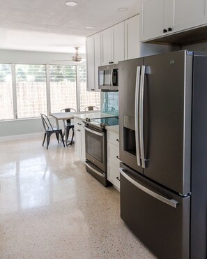 Frigorifero, microonde, forno, piano cottura