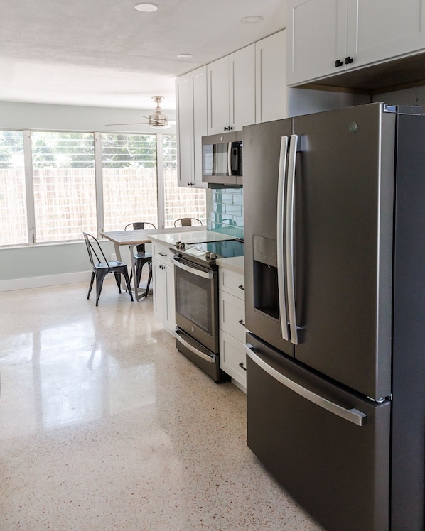 Kühlschrank, Mikrowelle, Ofen, Herdplatte