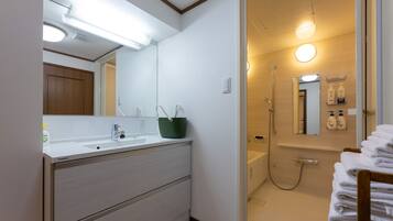 Apartamento urbano | Banheiro | Chuveiro/banheira combinados, chuveiro com efeito de chuva