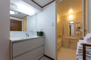 City-Apartment | Badezimmer | Duschwanne, Regendusche, kostenlose Toilettenartikel, Haartrockner
