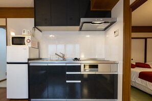 Refrigerador con freezer, microondas, placa de cocina