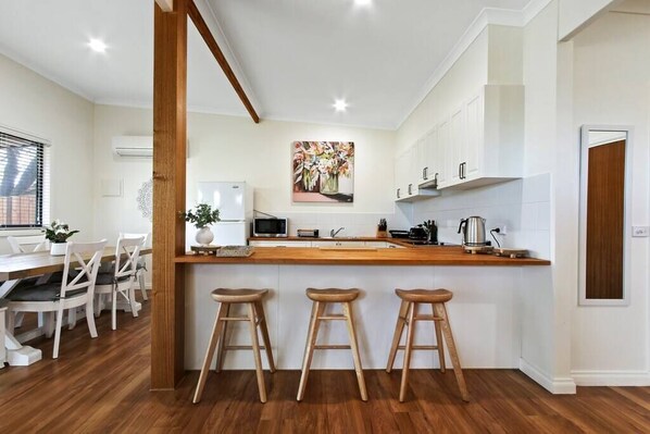 Kjøleskap, mikrobølgeovn, ovn og kokeplater