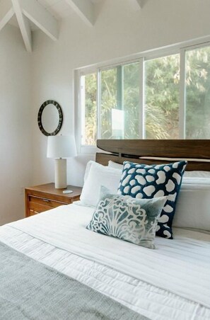 7 bedrooms, travel crib, WiFi, bed sheets