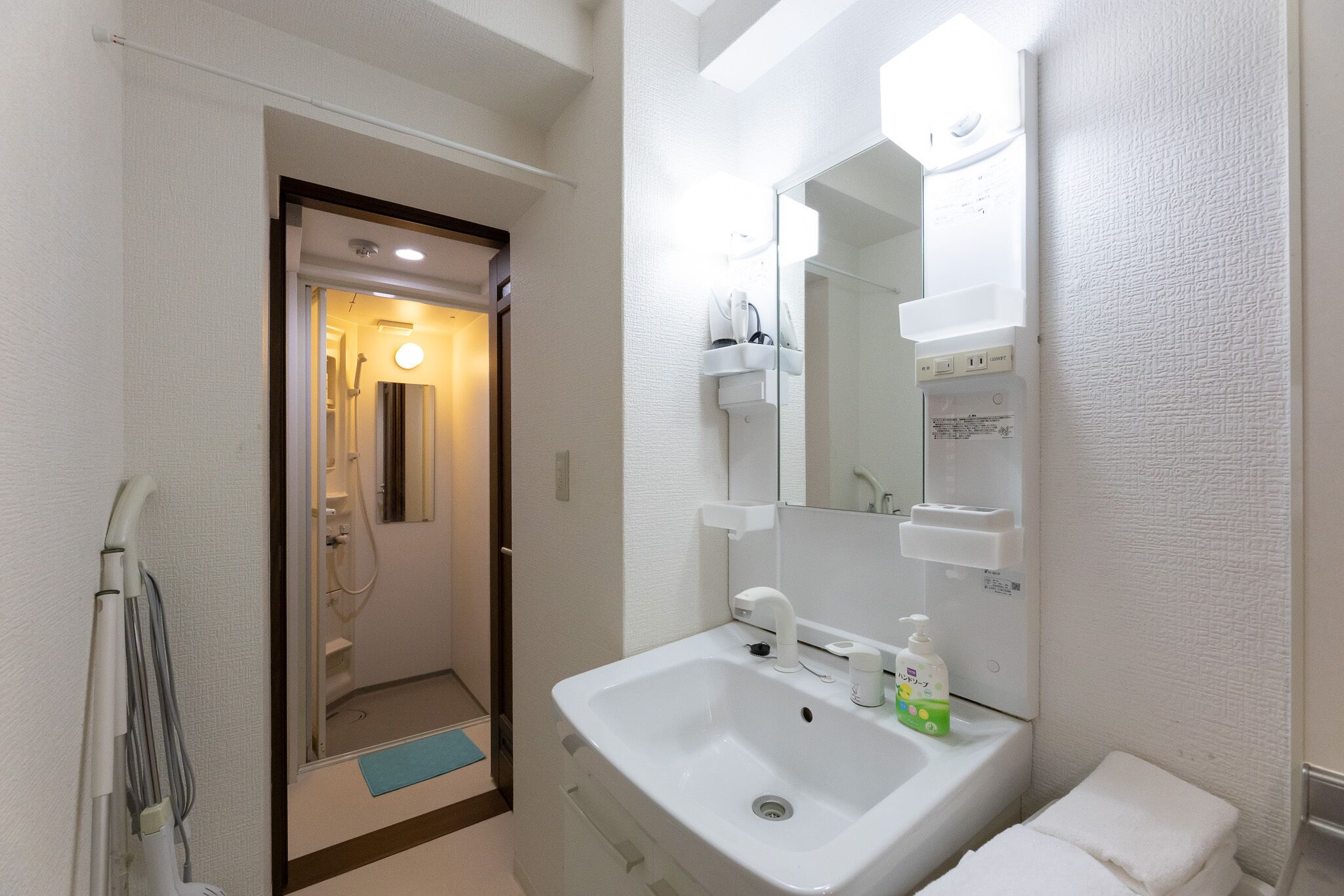 Apartamento urbano | Banheiro | Produtos de toalete grátis, secador de cabelo, toalhas de banho 