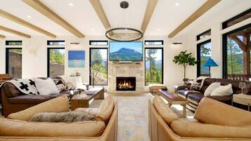 Smart TV, chimenea, libros y monitor de computadora