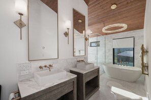 Badewanne, Haartrockner, Handtücher
